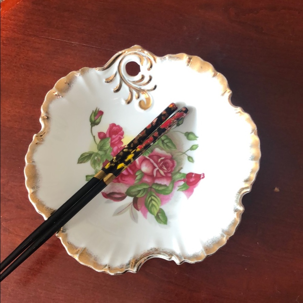 Lovely Mid-century scalloped porcelain dish - Picture 1 of 6